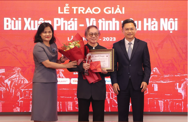 Đạo diễn Đặng Nhật Minh nhận Giải thưởng Bùi Xuân Phái - Vì tình yêu Hà Nội - Ảnh 1.