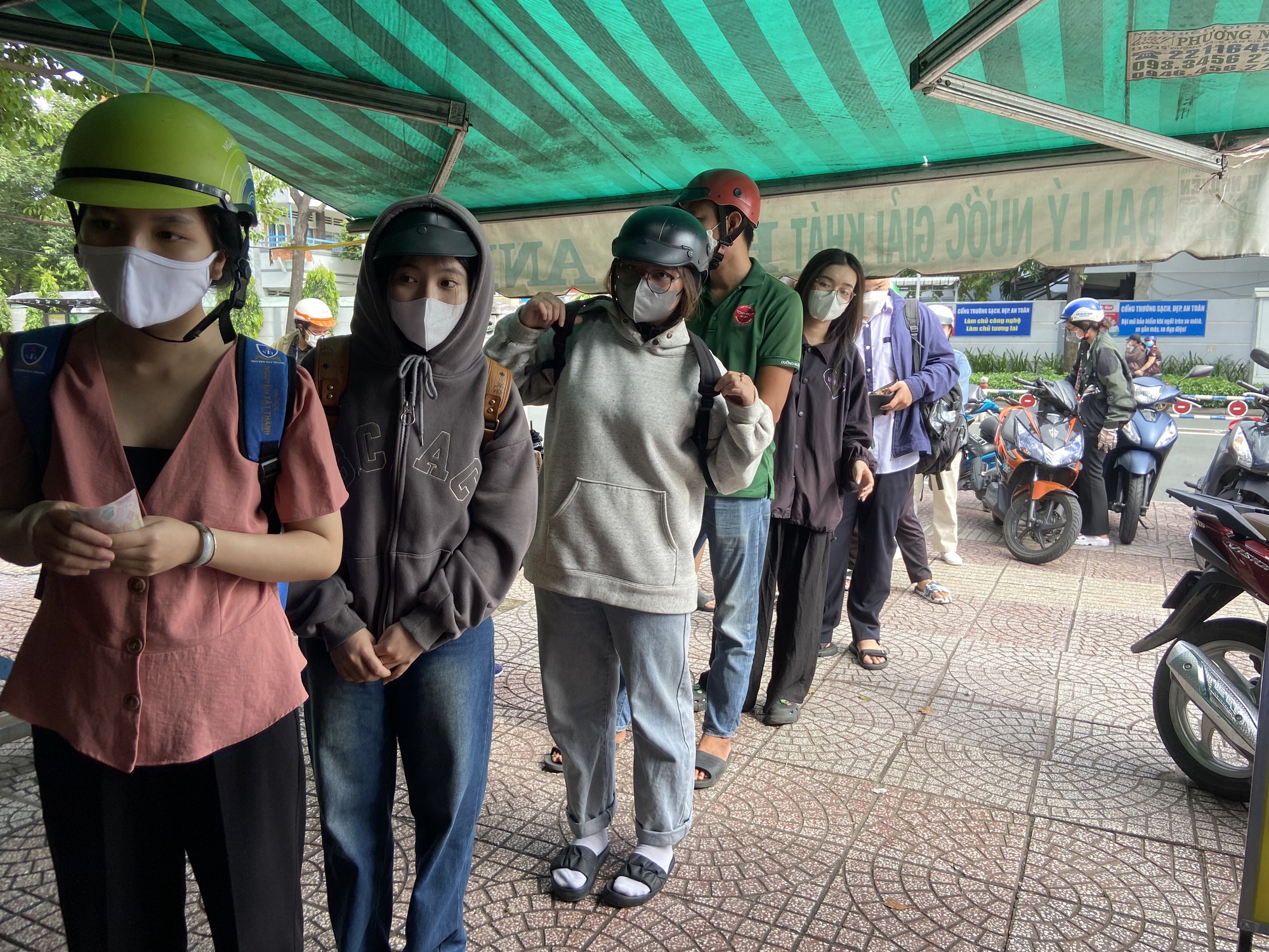 Ăn 1 lần dính, nhiều người xếp hàng dài mua bánh đồng xu bắt trend - Ảnh 2. Ăn 1 lần dính, nhiều người xếp hàng dài mua bánh đồng xu bắt trend - Ảnh 2.