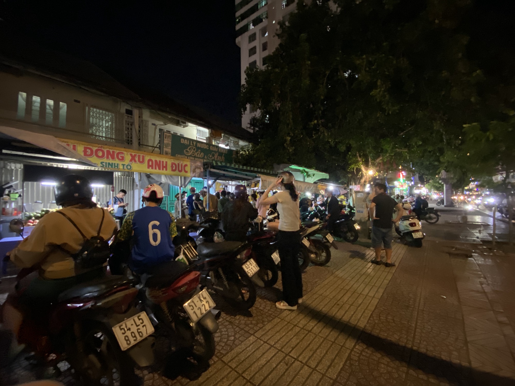 Ăn 1 lần dính, nhiều người xếp hàng dài mua bánh đồng xu bắt trend - Ảnh 8. Ăn 1 lần dính, nhiều người xếp hàng dài mua bánh đồng xu bắt trend - Ảnh 8.
