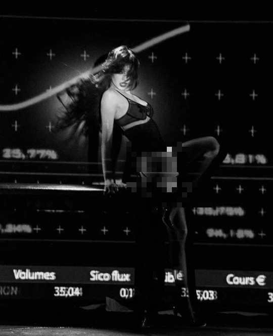 Cận cảnh hình ảnh “cực nóng bỏng” của Lisa (Blackpink) tại đêm diễn ở CLB thoát y - Ảnh 7.