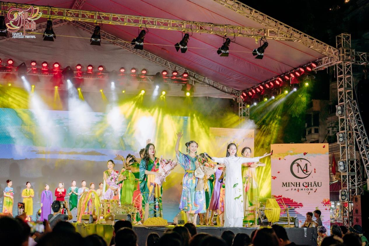 Návrhář Dao Khanh Vy přináší na podzimní svatební módní přehlídku „Úsvit“ - Foto 1. NTK Đào Khánh Vy mang “Hừng Đông” lên sàn diễn Autumn Wedding Fashion show - Ảnh 1.