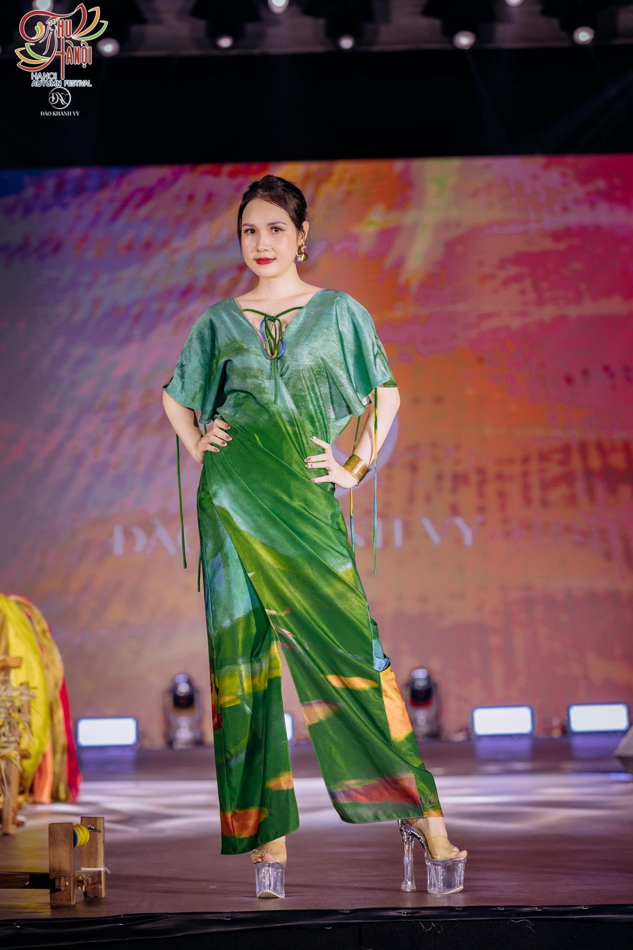 Návrhář Dao Khanh Vy přináší na podzimní svatební módní přehlídku „Úsvit“ - Foto 6. NTK Đào Khánh Vy mang “Hừng Đông” lên sàn diễn Autumn Wedding Fashion show - Ảnh 6.