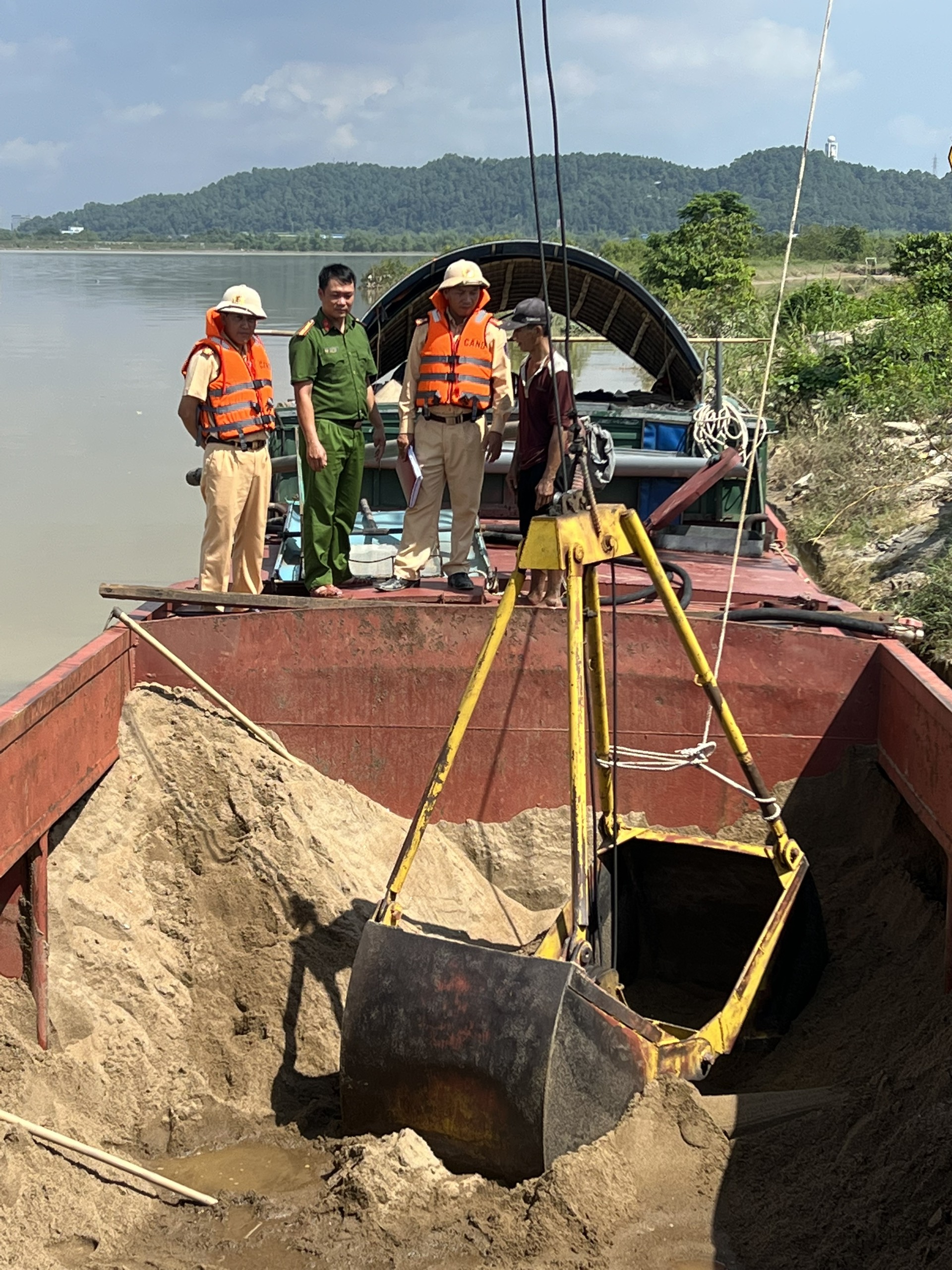 Bắt quả tang một sà lan đang khai thác cát trái phép trên sông Lam - Ảnh 1.