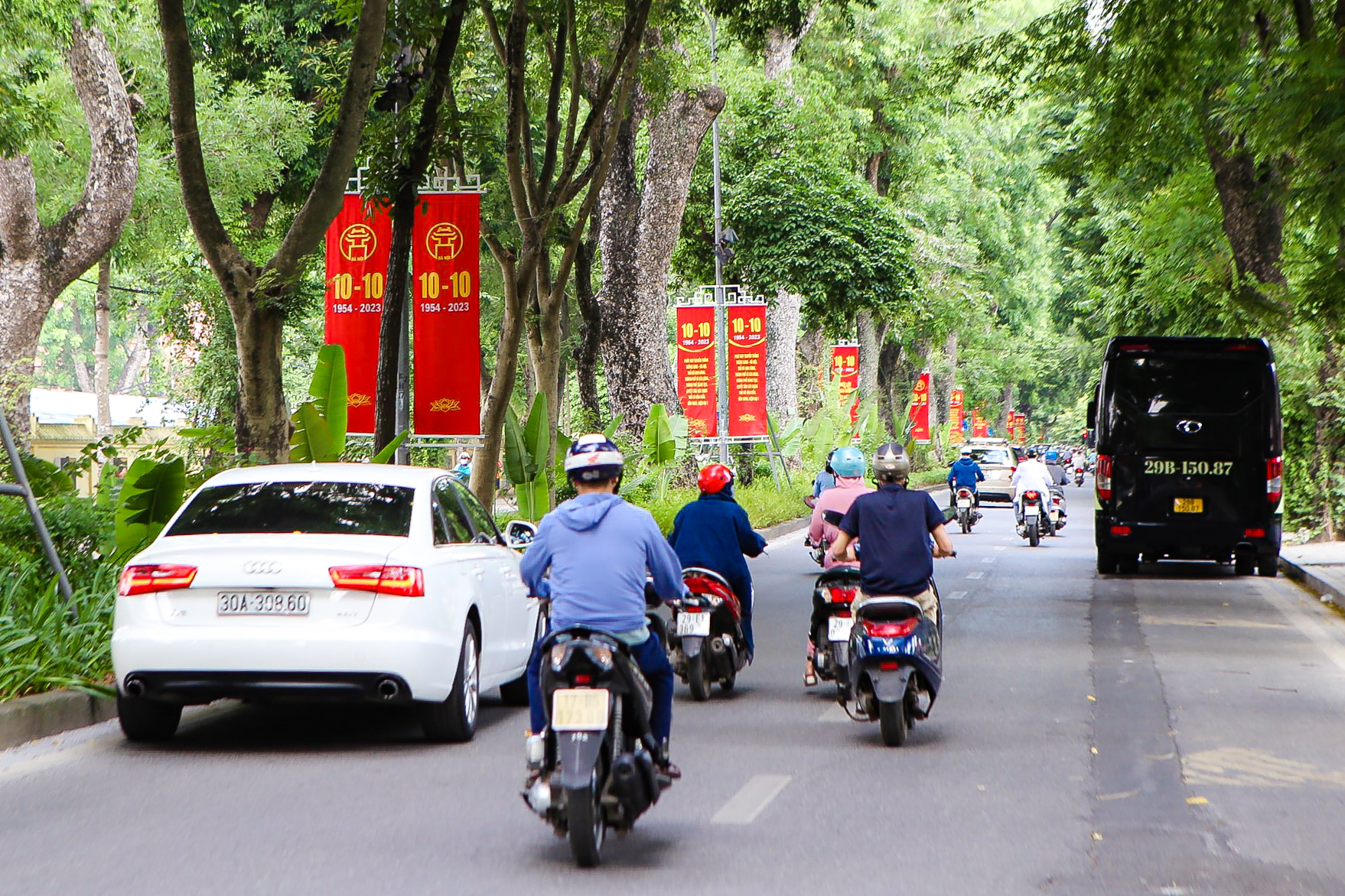 Đường phố Hà Nội trang hoàng mừng kỷ niệm 69 năm Ngày Giải phóng Thủ đô - Ảnh 5.