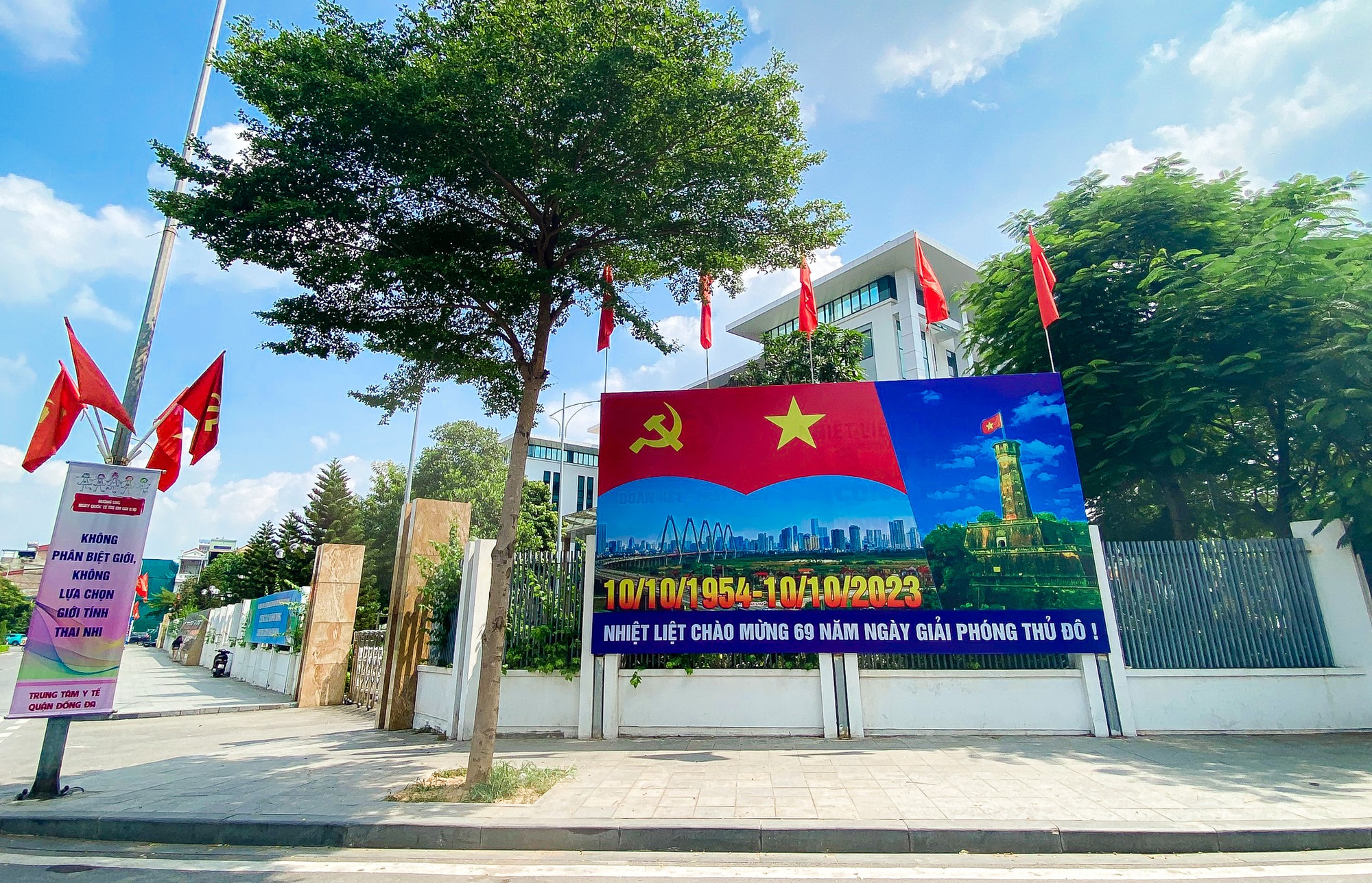 Đường phố Hà Nội trang hoàng mừng kỷ niệm 69 năm Ngày Giải phóng Thủ đô - Ảnh 9.