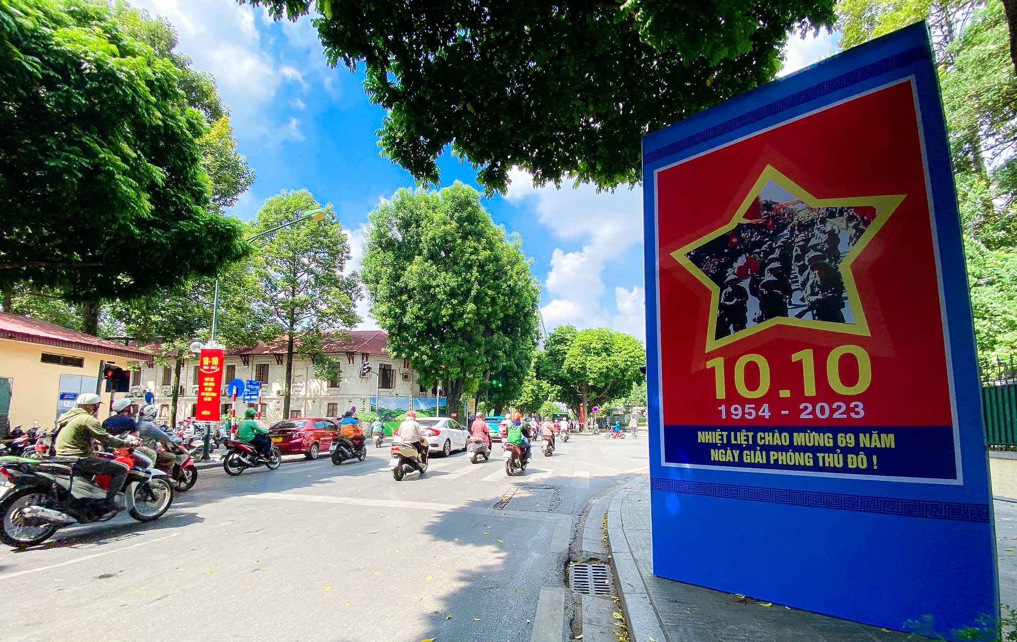 Đường phố Hà Nội trang hoàng mừng kỷ niệm 69 năm Ngày Giải phóng Thủ đô - Ảnh 6.