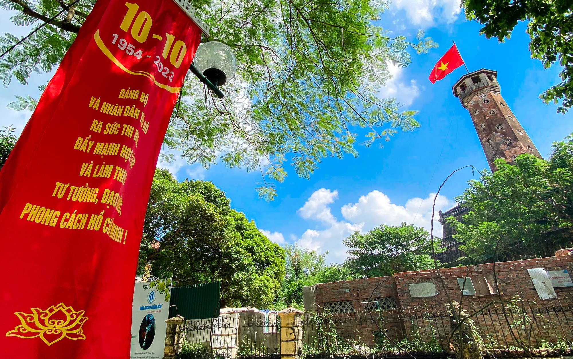 Đường phố Hà Nội trang hoàng mừng kỷ niệm 69 năm Ngày Giải phóng Thủ đô - Ảnh 2.