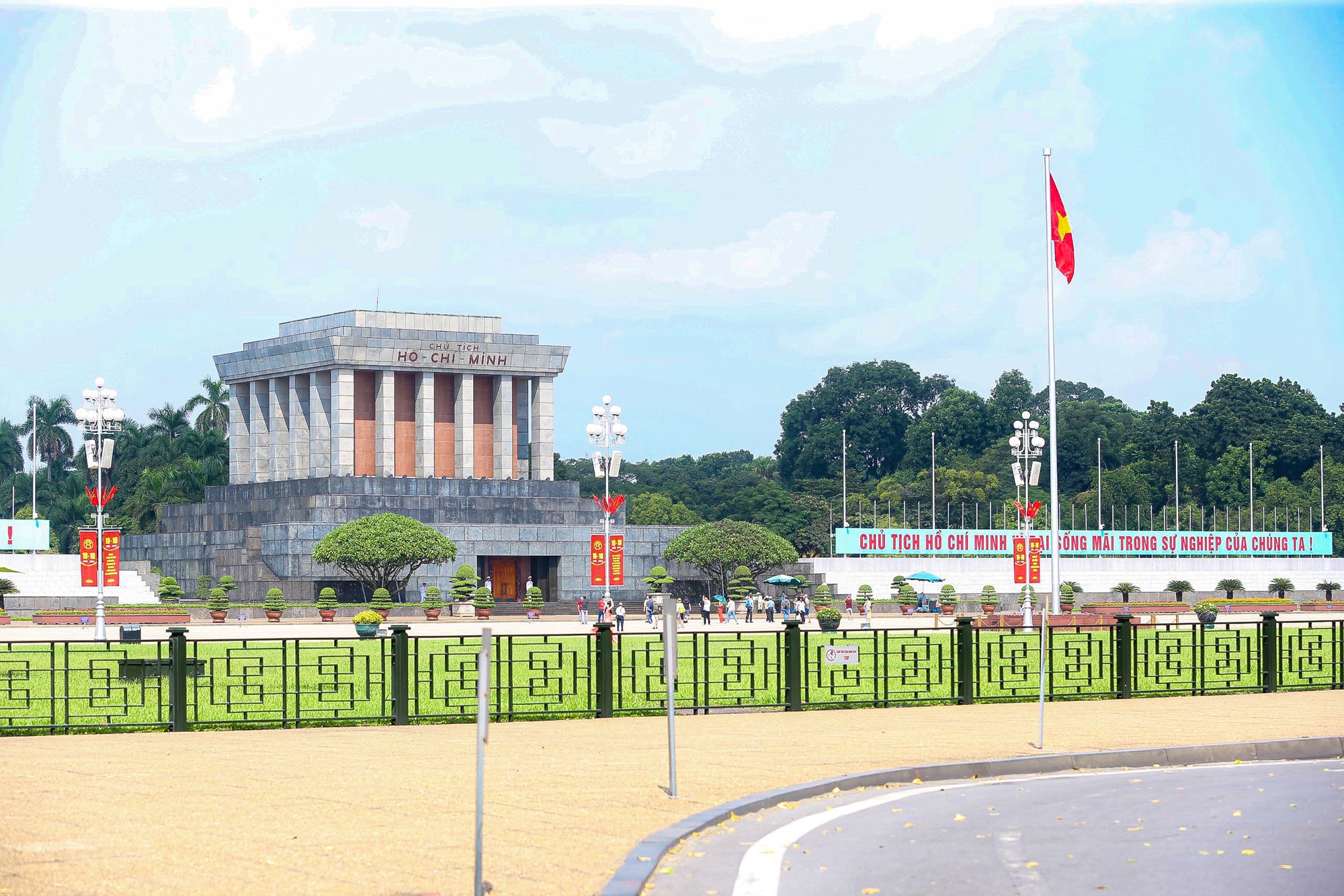 Đường phố Hà Nội trang hoàng mừng kỷ niệm 69 năm Ngày Giải phóng Thủ đô - Ảnh 1.