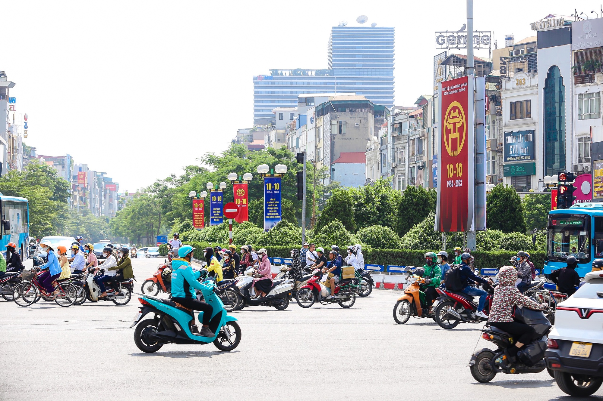 Đường phố Hà Nội trang hoàng mừng kỷ niệm 69 năm Ngày Giải phóng Thủ đô - Ảnh 10.