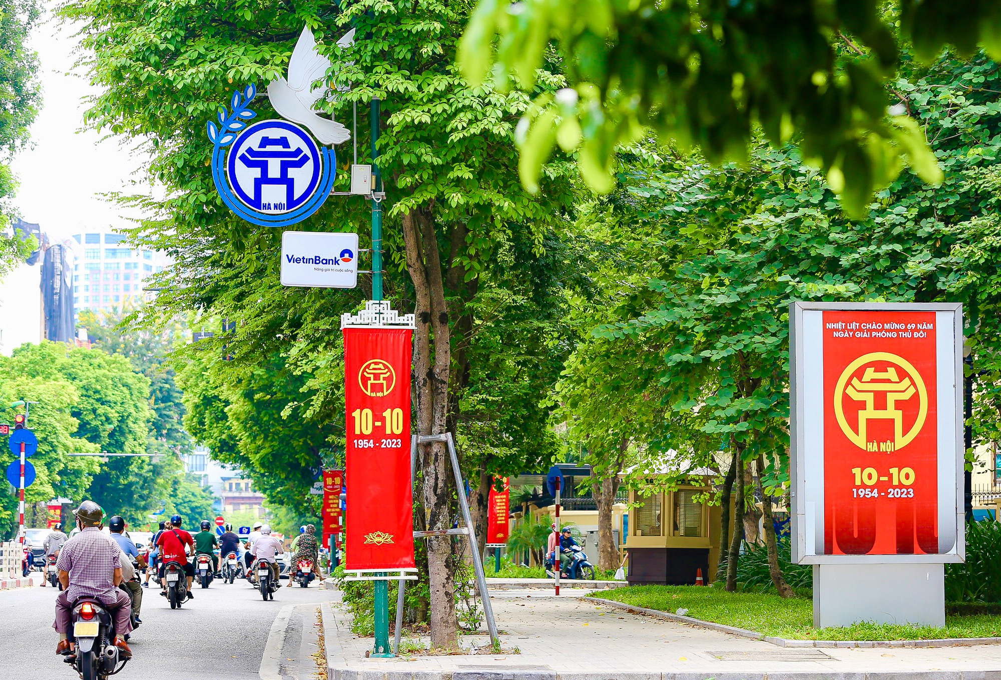 Đường phố Hà Nội trang hoàng mừng kỷ niệm 69 năm Ngày Giải phóng Thủ đô - Ảnh 11.