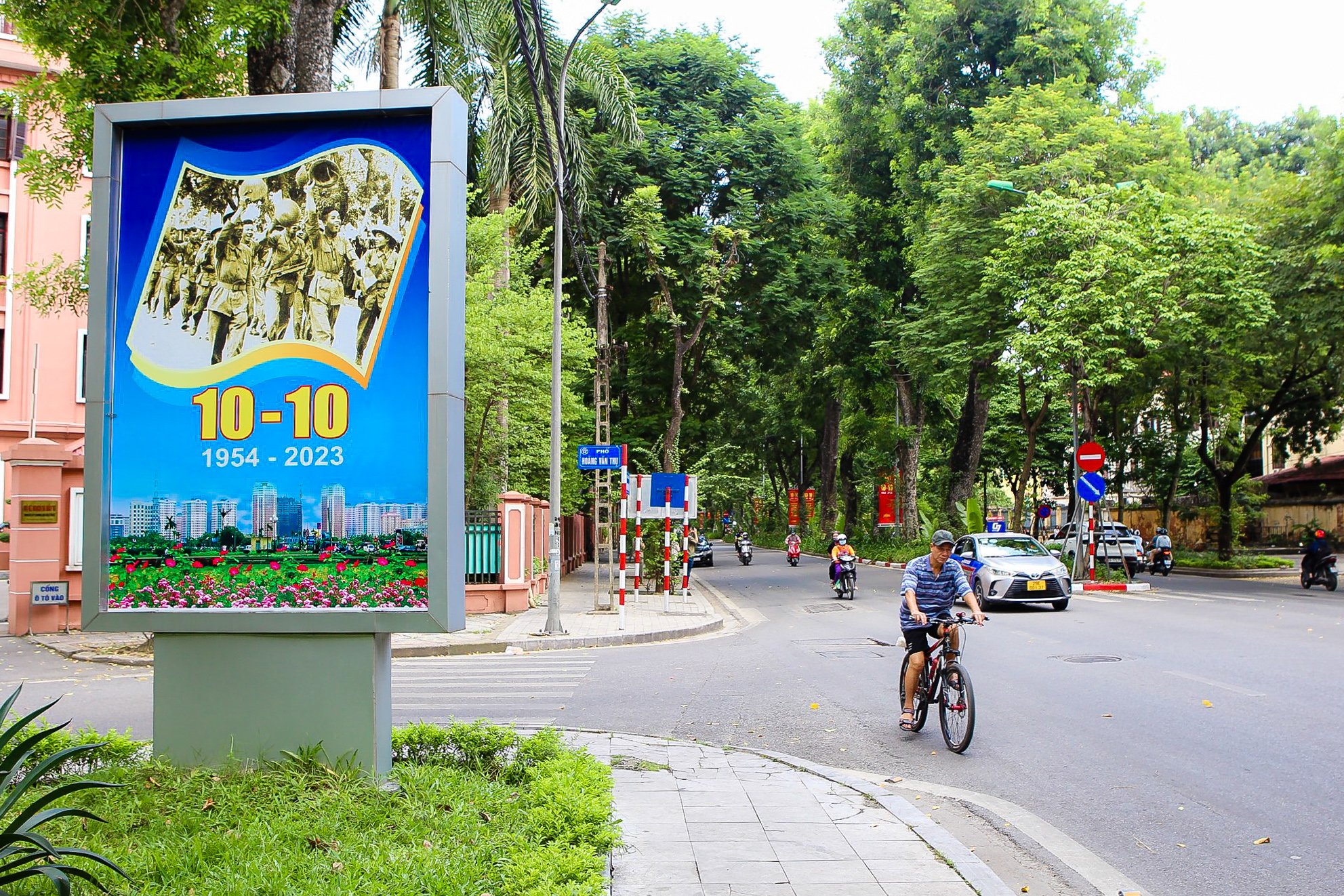 Đường phố Hà Nội trang hoàng mừng kỷ niệm 69 năm Ngày Giải phóng Thủ đô - Ảnh 7.
