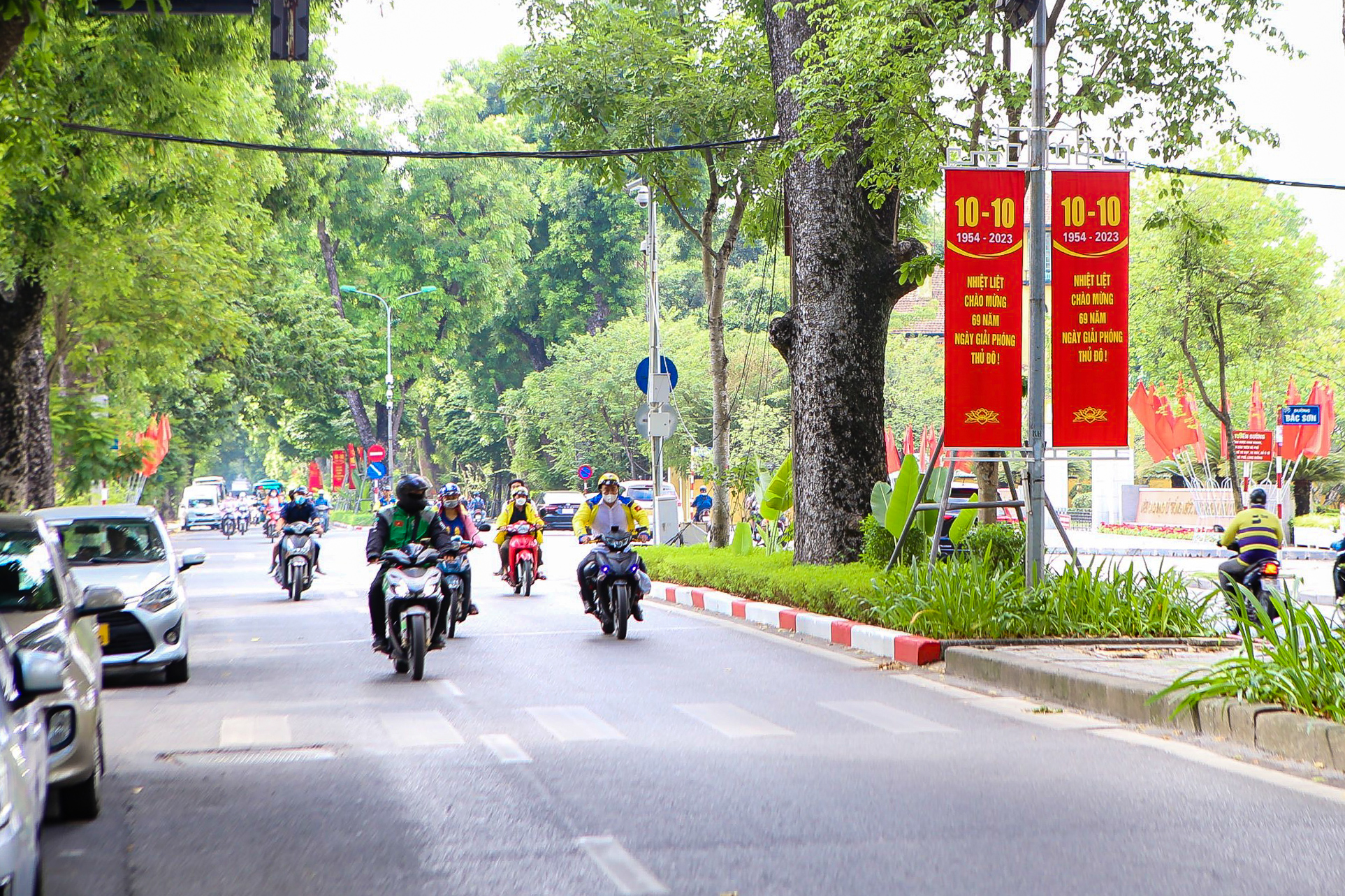 Đường phố Hà Nội trang hoàng mừng kỷ niệm 69 năm Ngày Giải phóng Thủ đô - Ảnh 4.