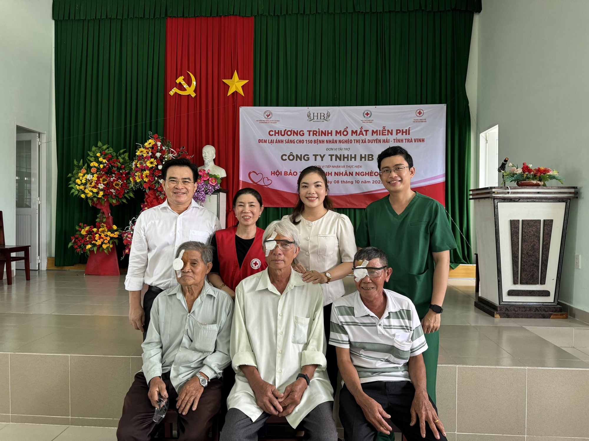 HB & IE pomaga 170 biednym pacjentom w Tra Vinh odzyskać wzrok - Zdjęcie 1. HB & IE giúp 170 bệnh nhân nghèo ở Trà Vinh tìm lại được ánh sáng - Ảnh 1.