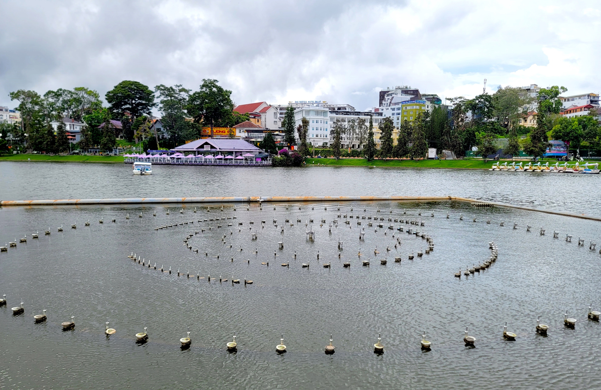 Cận cảnh công trình nhạc nước 10 tỉ đồng đắp chiếu trên hồ Xuân Hương - Ảnh 4.