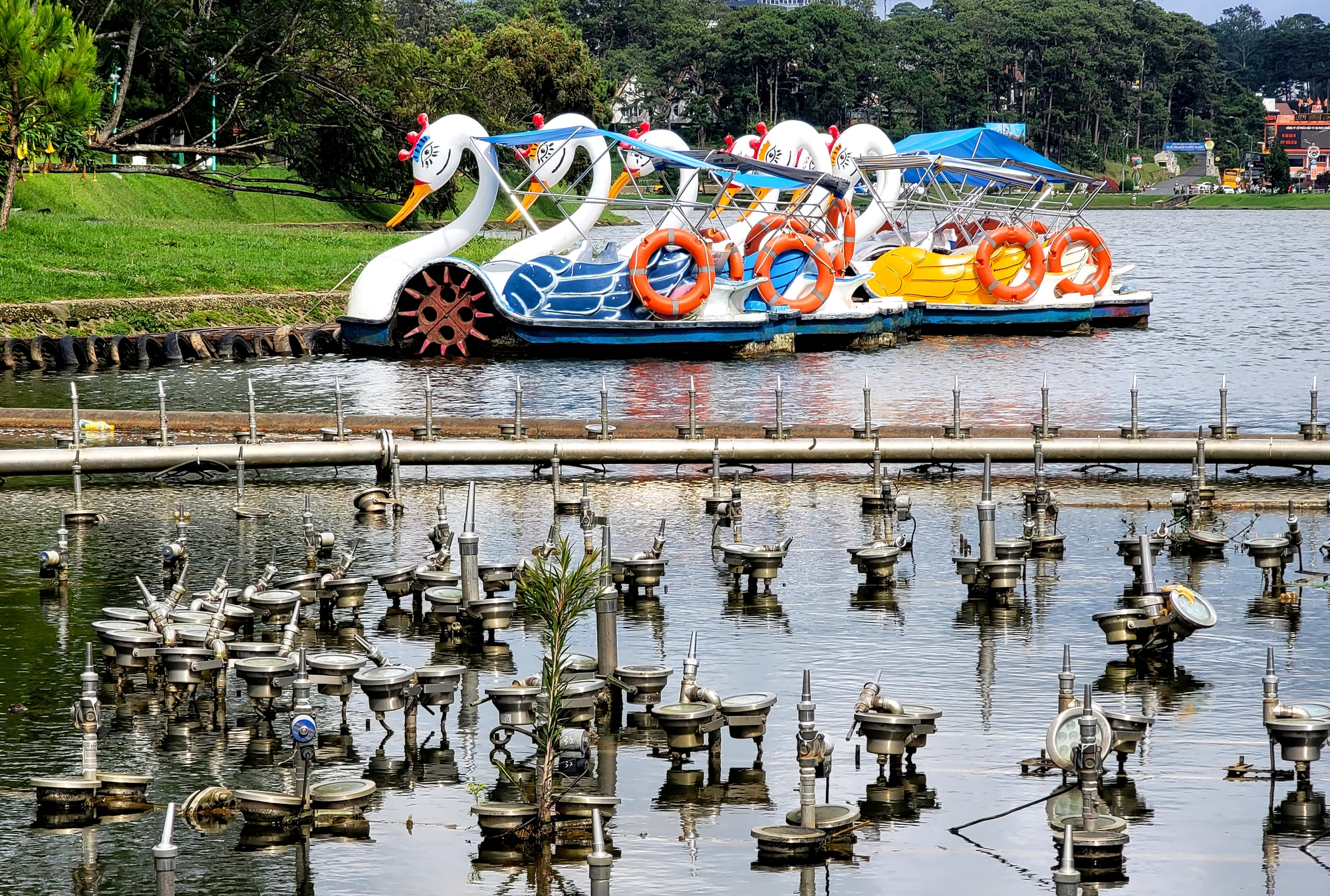 Cận cảnh công trình nhạc nước 10 tỉ đồng đắp chiếu trên hồ Xuân Hương - Ảnh 7.
