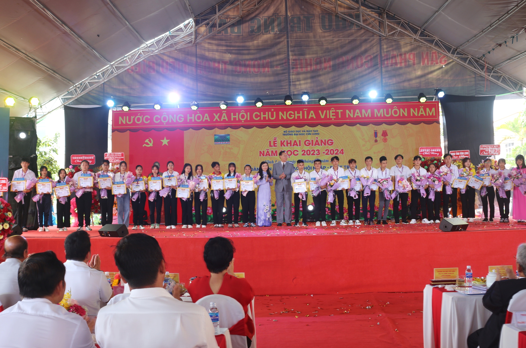 Trường ĐH Cửu Long đón nhận 2.235 tân sinh viên - Ảnh 4.