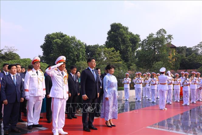 Tổng thống Mông Cổ vào Lăng viếng Chủ tịch Hồ Chí Minh - Ảnh 5.