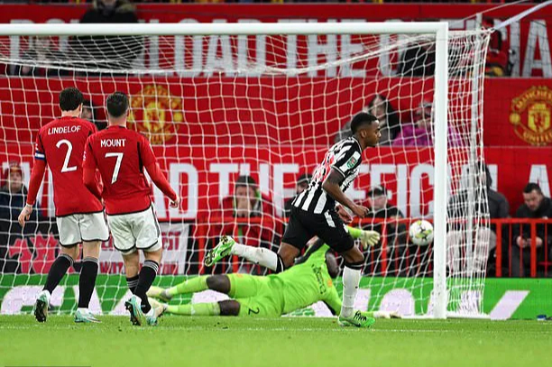 Thua tan tác Newcastle, Man United thành cựu vương League Cup - Ảnh 8.