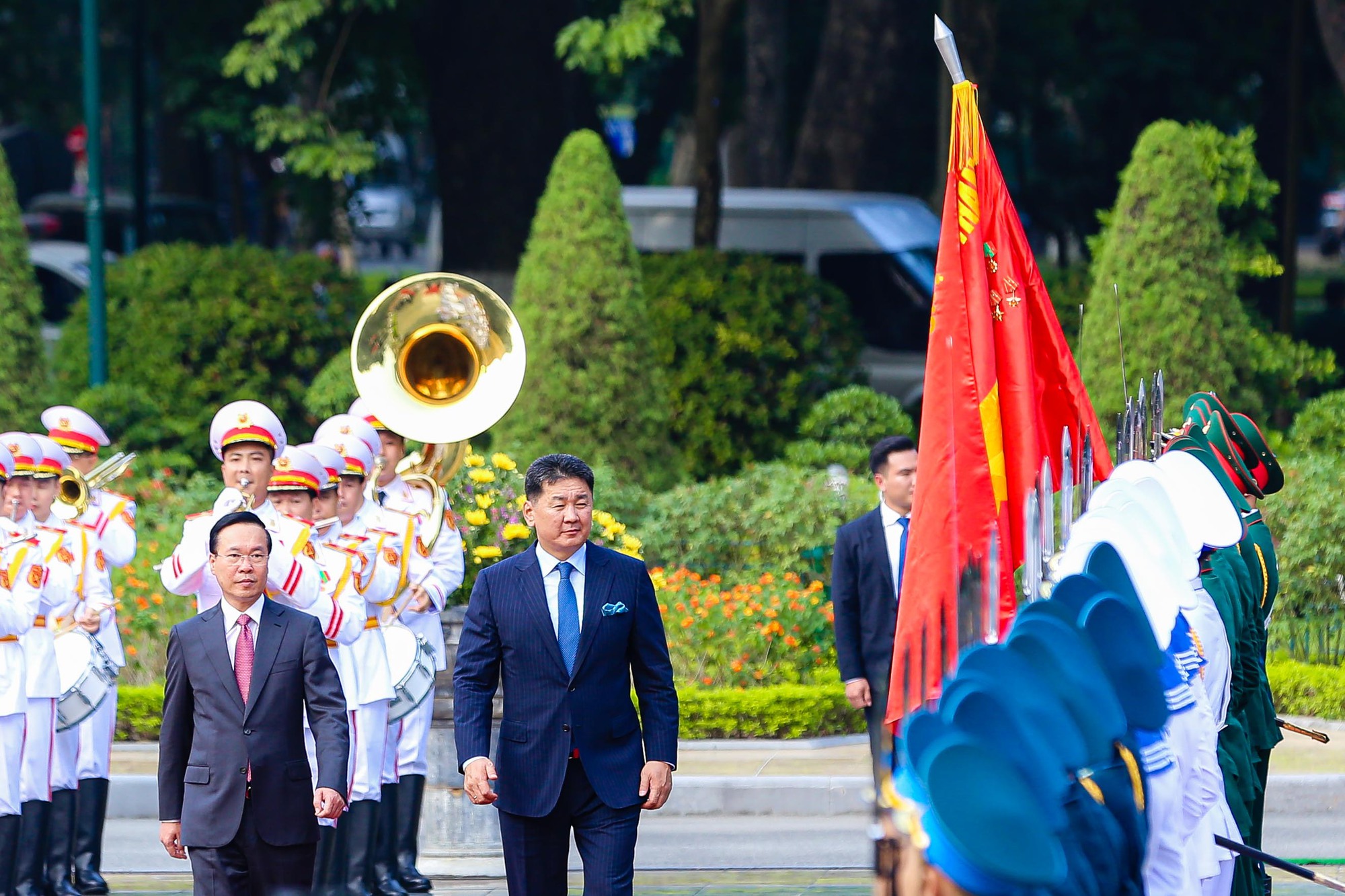 Cận cảnh Chủ tịch nước Võ Văn Thưởng đón Tổng thống Mông Cổ - Ảnh 9.