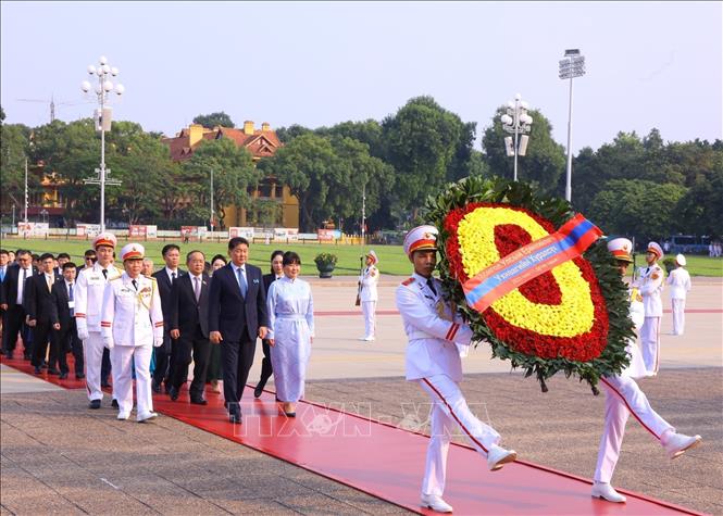 Tổng thống Mông Cổ vào Lăng viếng Chủ tịch Hồ Chí Minh - Ảnh 2.
