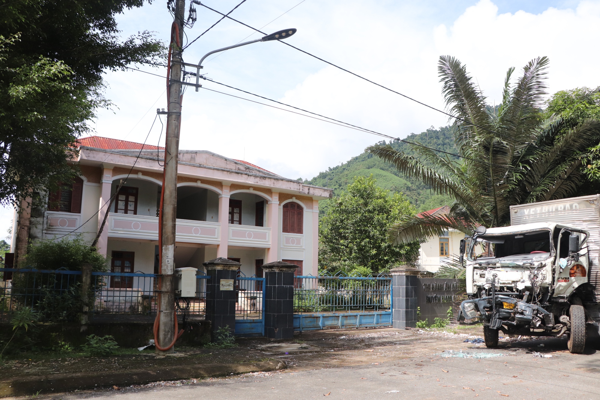 Hàng loạt trụ sở bỏ hoang lãng phí ở huyện miền núi nghèo Quảng Nam - Ảnh 13.