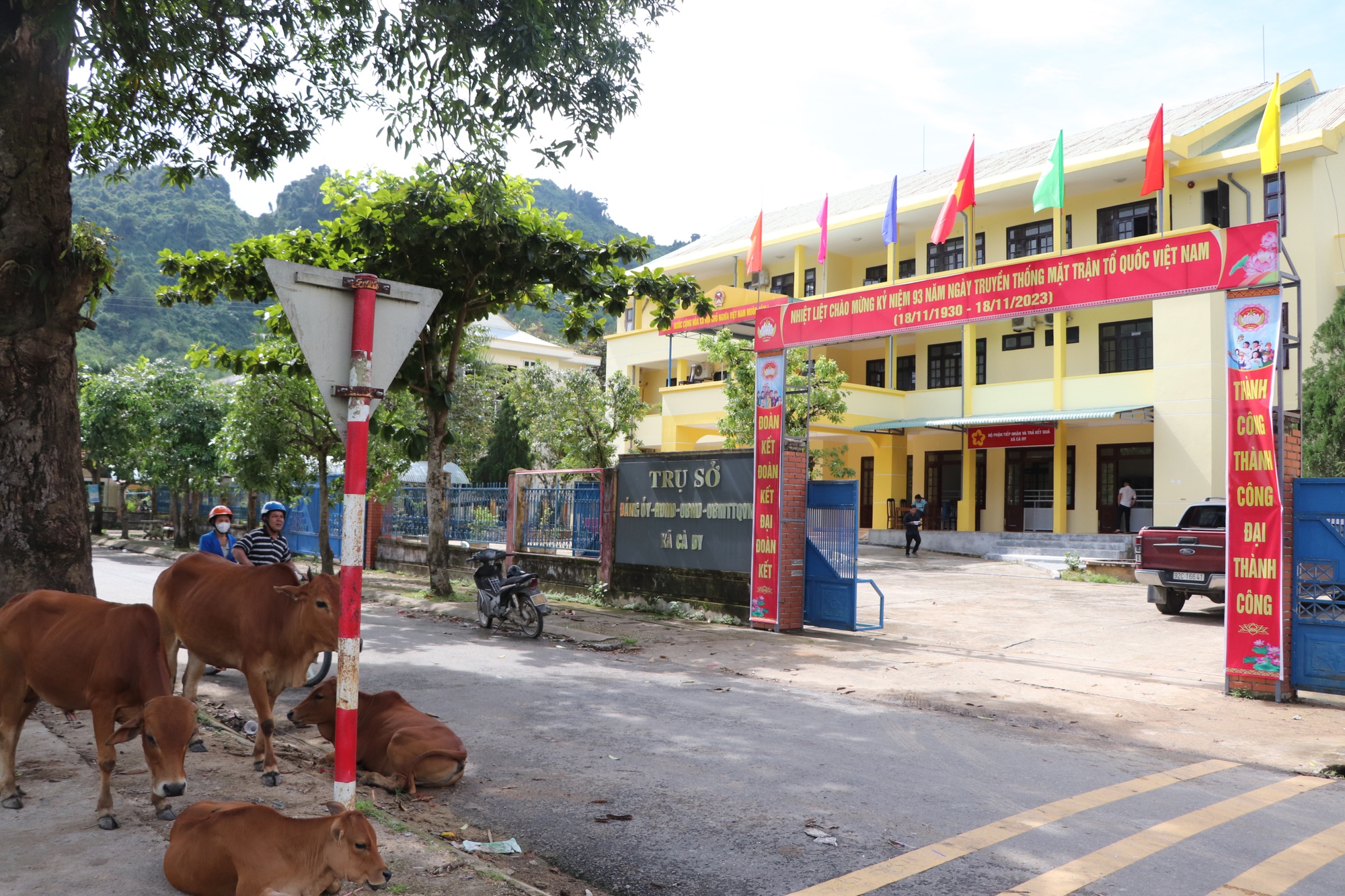 Hàng loạt trụ sở bỏ hoang lãng phí ở huyện miền núi nghèo Quảng Nam - Ảnh 15.