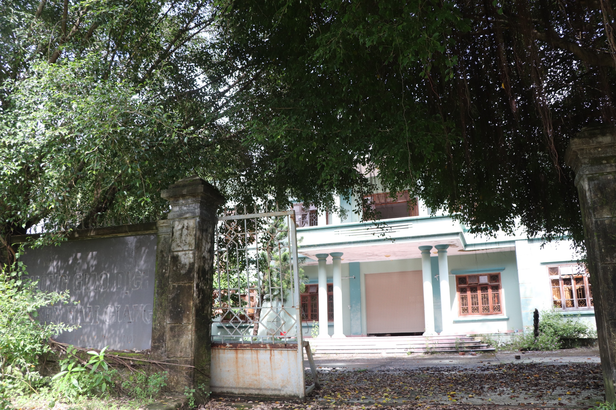 Hàng loạt trụ sở bỏ hoang lãng phí ở huyện miền núi nghèo Quảng Nam - Ảnh 9.