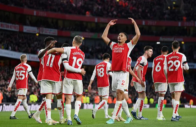 Arsenal áp sát ngôi đầu Ngoại hạng, Man United nhọc nhằn lên Top 6   - Ảnh 7.