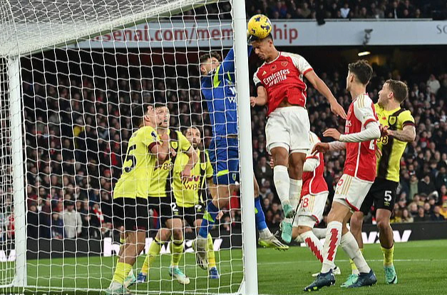 Arsenal áp sát ngôi đầu Ngoại hạng, Man United nhọc nhằn lên Top 6   - Ảnh 4.