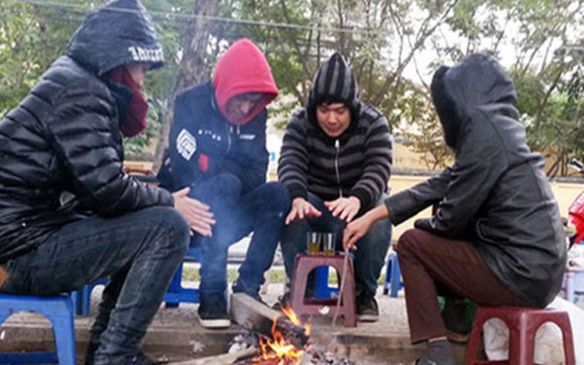 Không khí lạnh tràn về, Bắc Bộ rét đậm, rét hại, Trung Bộ mưa to - Ảnh 1.