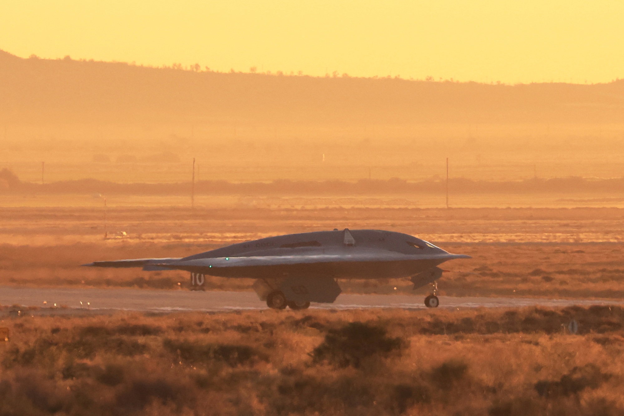 The American super nuclear bomber flew for the first time - photo 2.