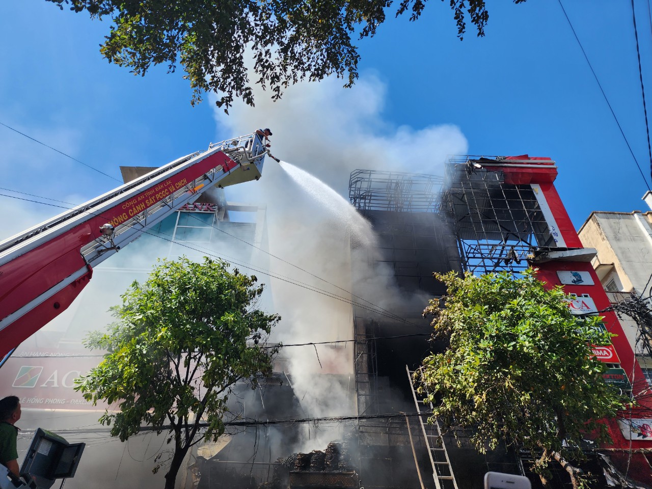 CLIP: Đang cháy lớn ở Buôn Ma Thuột, Phó Giám đốc Công an Đắk Lắk đến ngay hiện trường - Ảnh 3.