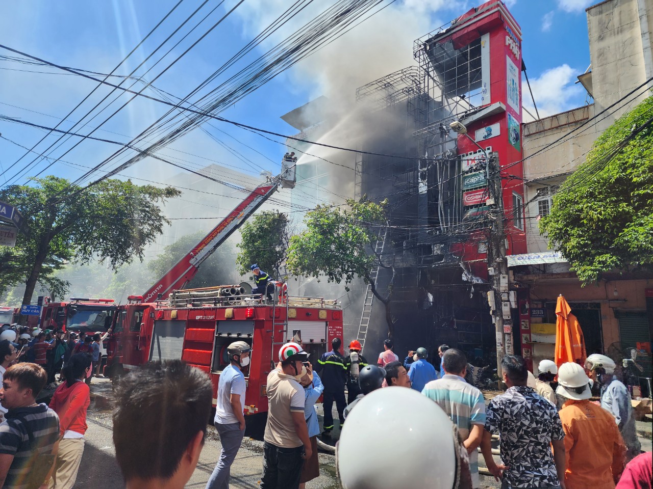 CLIP: Đang cháy lớn ở Buôn Ma Thuột, Phó Giám đốc Công an Đắk Lắk đến ngay hiện trường - Ảnh 5.