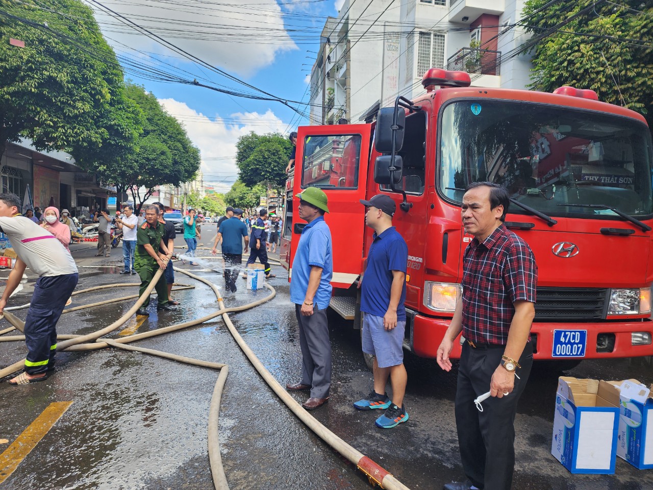 CLIP: Đang cháy lớn ở Buôn Ma Thuột, Phó Giám đốc Công an Đắk Lắk đến ngay hiện trường - Ảnh 6.