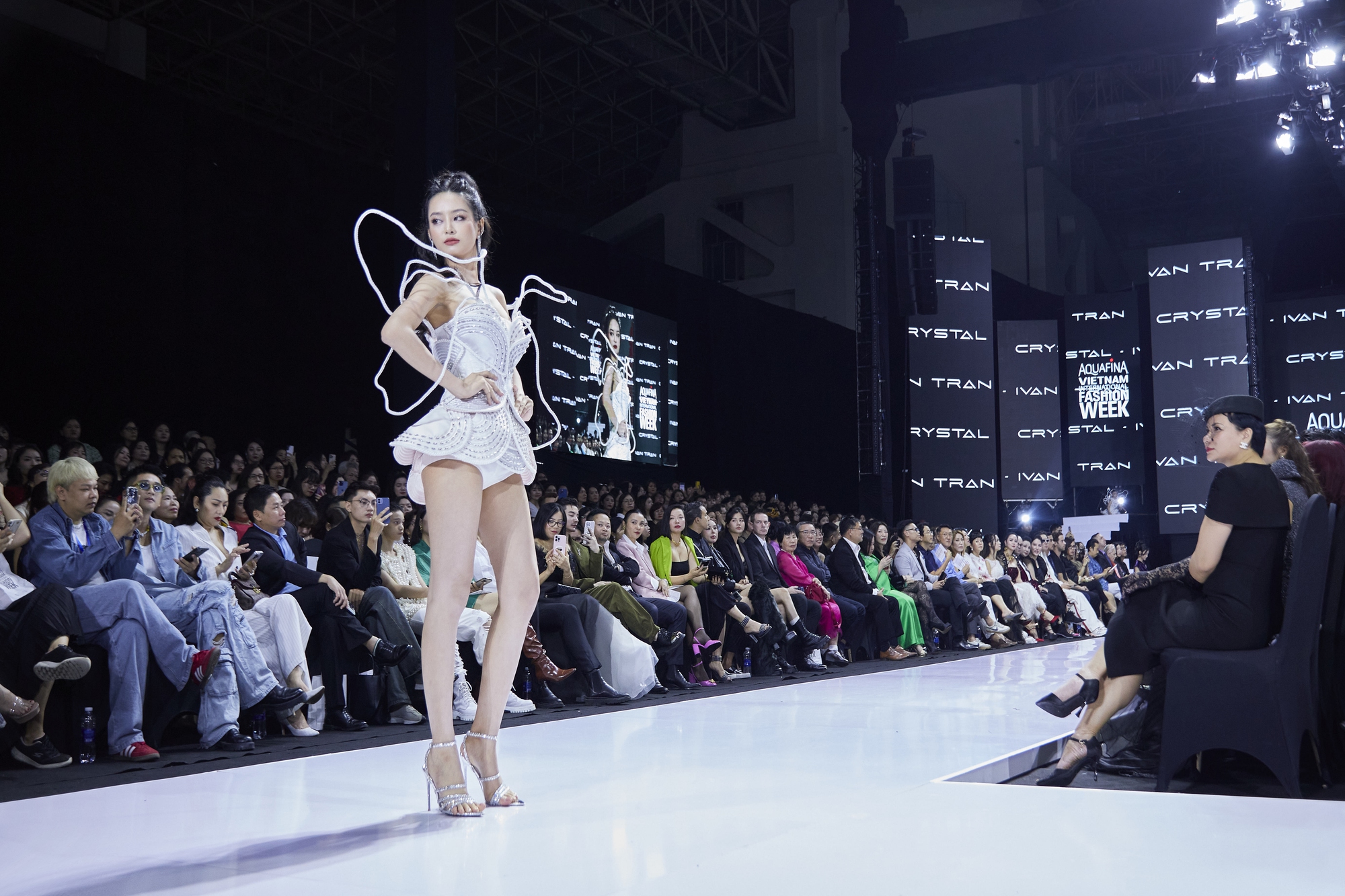 Người đẹp Bùi Khánh Linh, Lê Thu Trang khuấy động sàn catwalk - Ảnh 2.