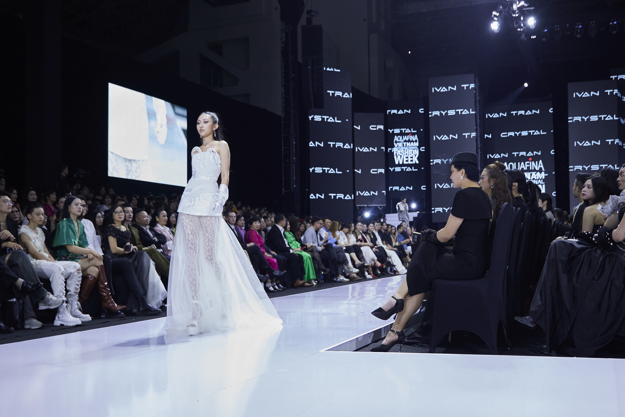 Người đẹp Bùi Khánh Linh, Lê Thu Trang khuấy động sàn catwalk - Ảnh 19.