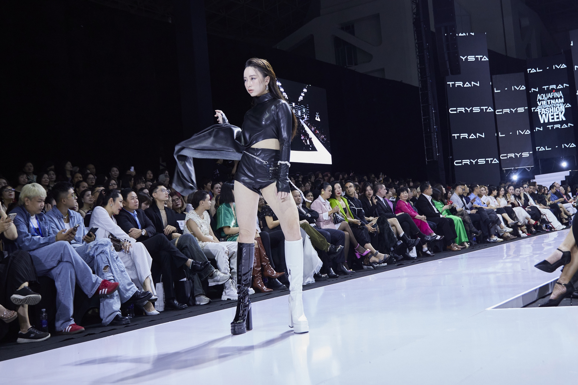 Người đẹp Bùi Khánh Linh, Lê Thu Trang khuấy động sàn catwalk - Ảnh 18.