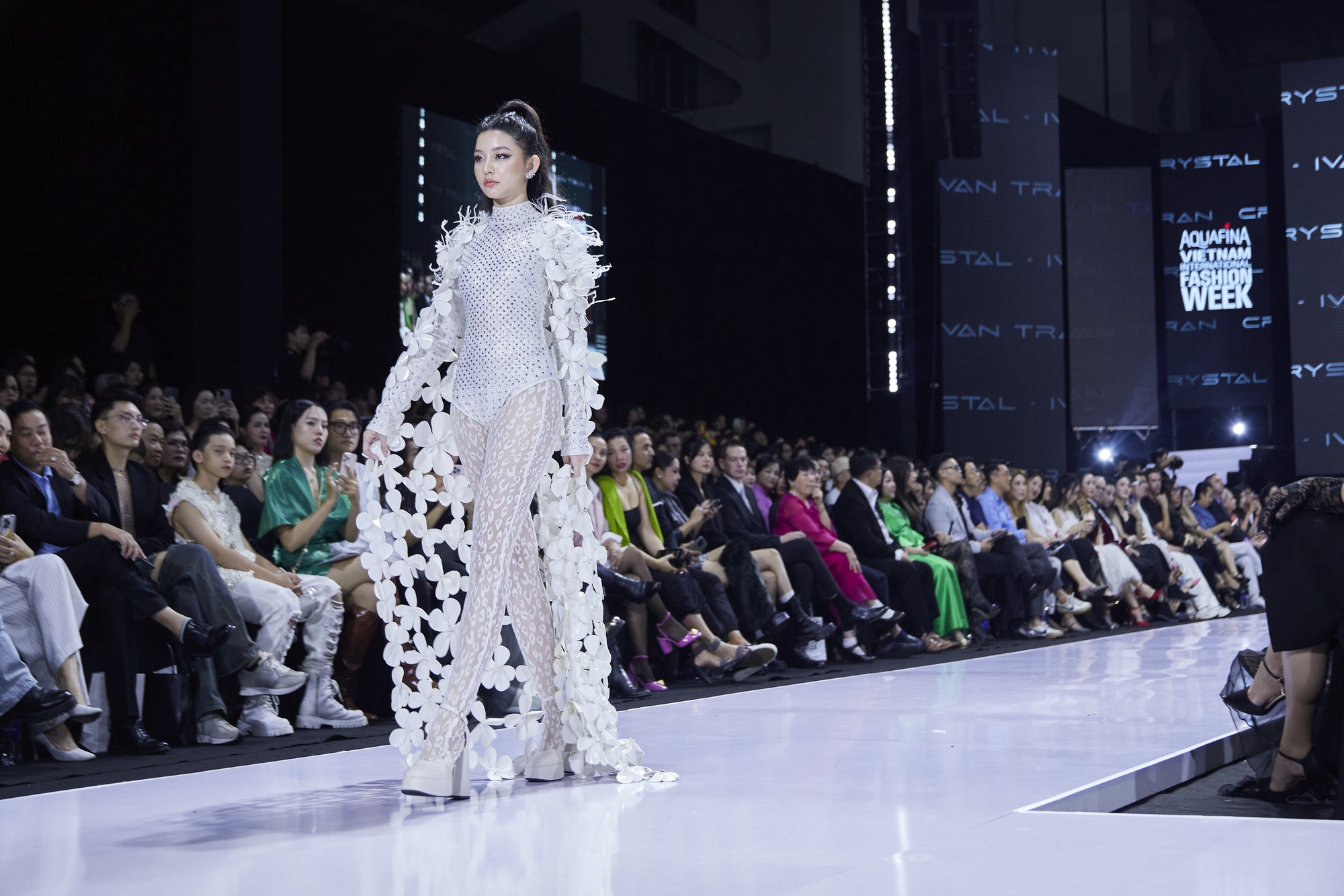 Người đẹp Bùi Khánh Linh, Lê Thu Trang khuấy động sàn catwalk - Ảnh 13.