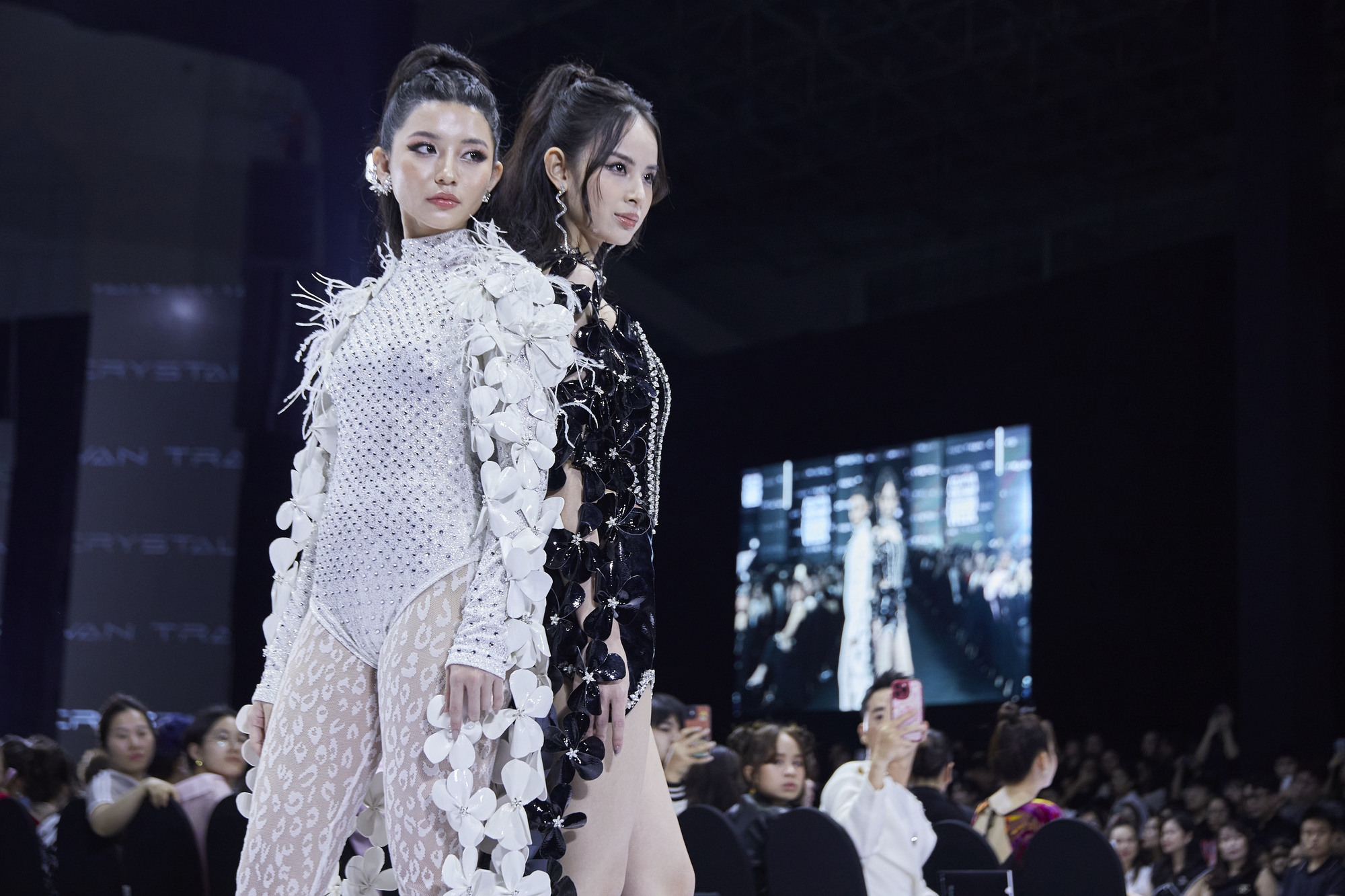 Người đẹp Bùi Khánh Linh, Lê Thu Trang khuấy động sàn catwalk - Ảnh 14.