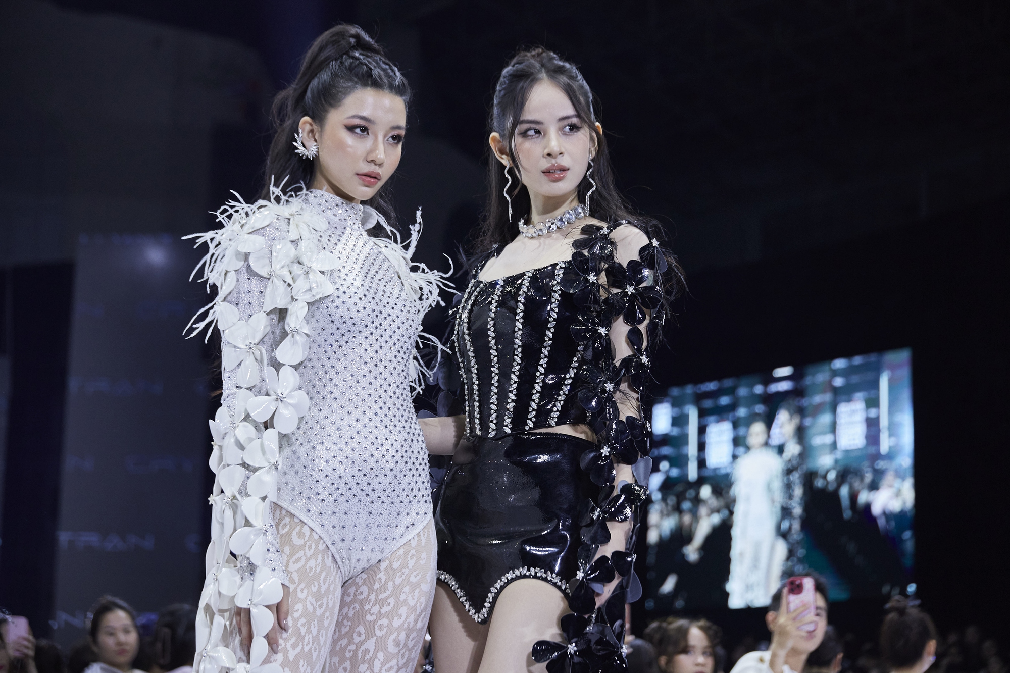 Người đẹp Bùi Khánh Linh, Lê Thu Trang khuấy động sàn catwalk - Ảnh 15.