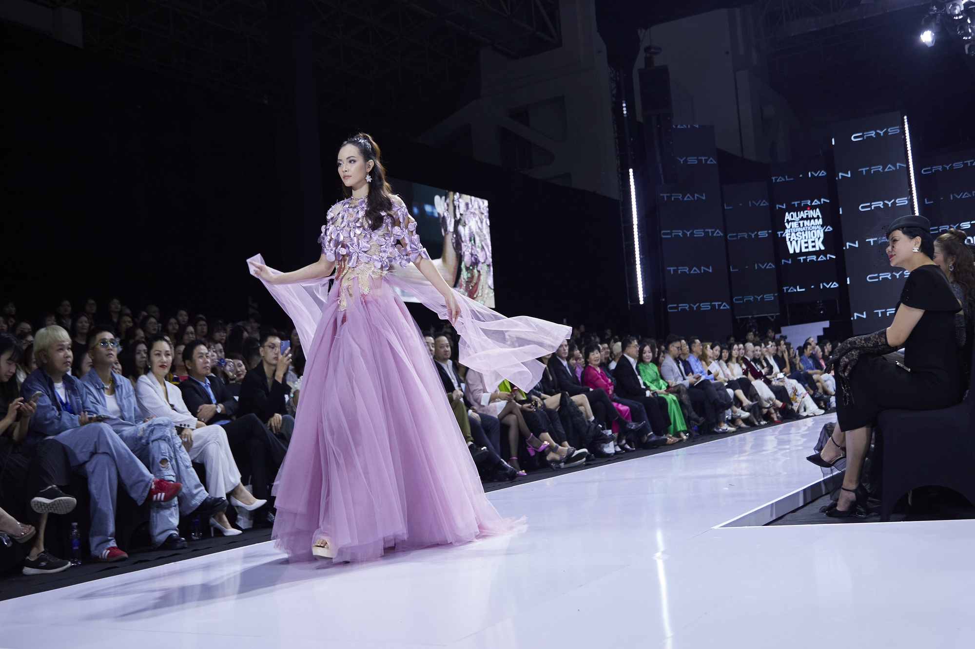 Người đẹp Bùi Khánh Linh, Lê Thu Trang khuấy động sàn catwalk - Ảnh 17.