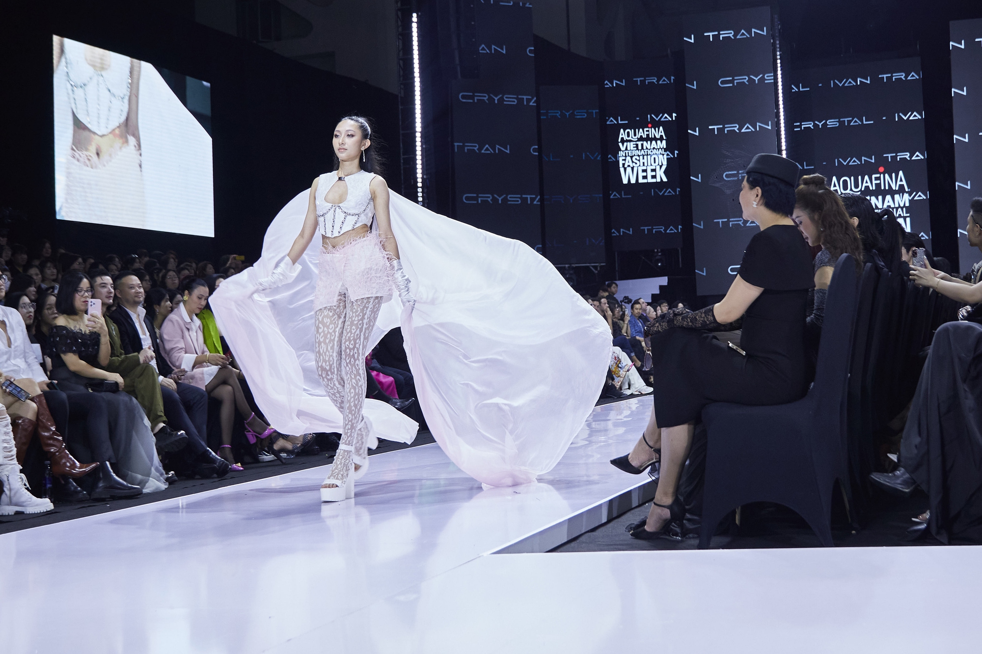 Người đẹp Bùi Khánh Linh, Lê Thu Trang khuấy động sàn catwalk - Ảnh 23.