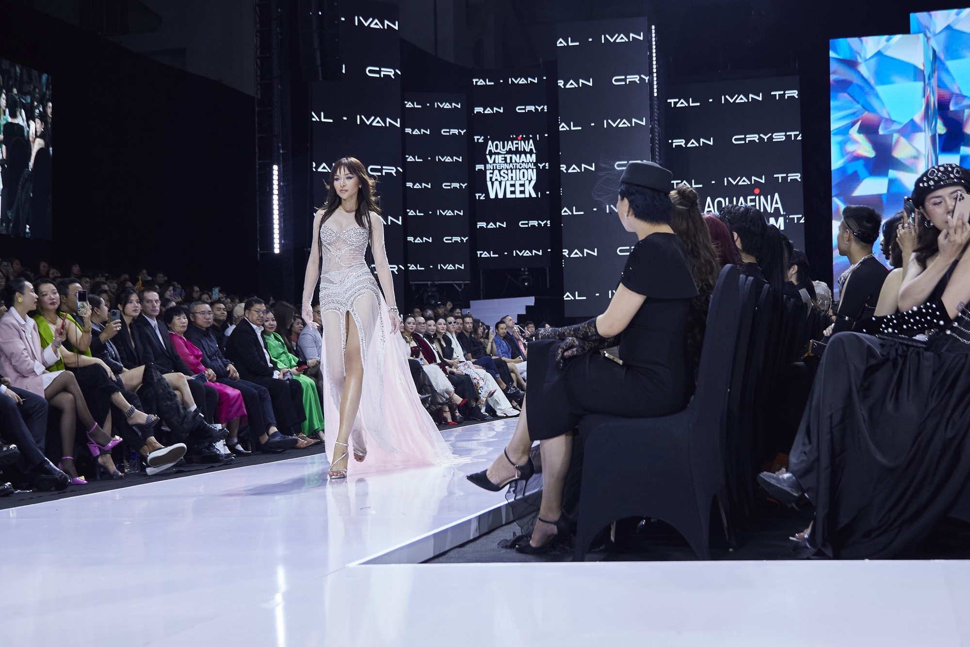 Người đẹp Bùi Khánh Linh, Lê Thu Trang khuấy động sàn catwalk - Ảnh 6.