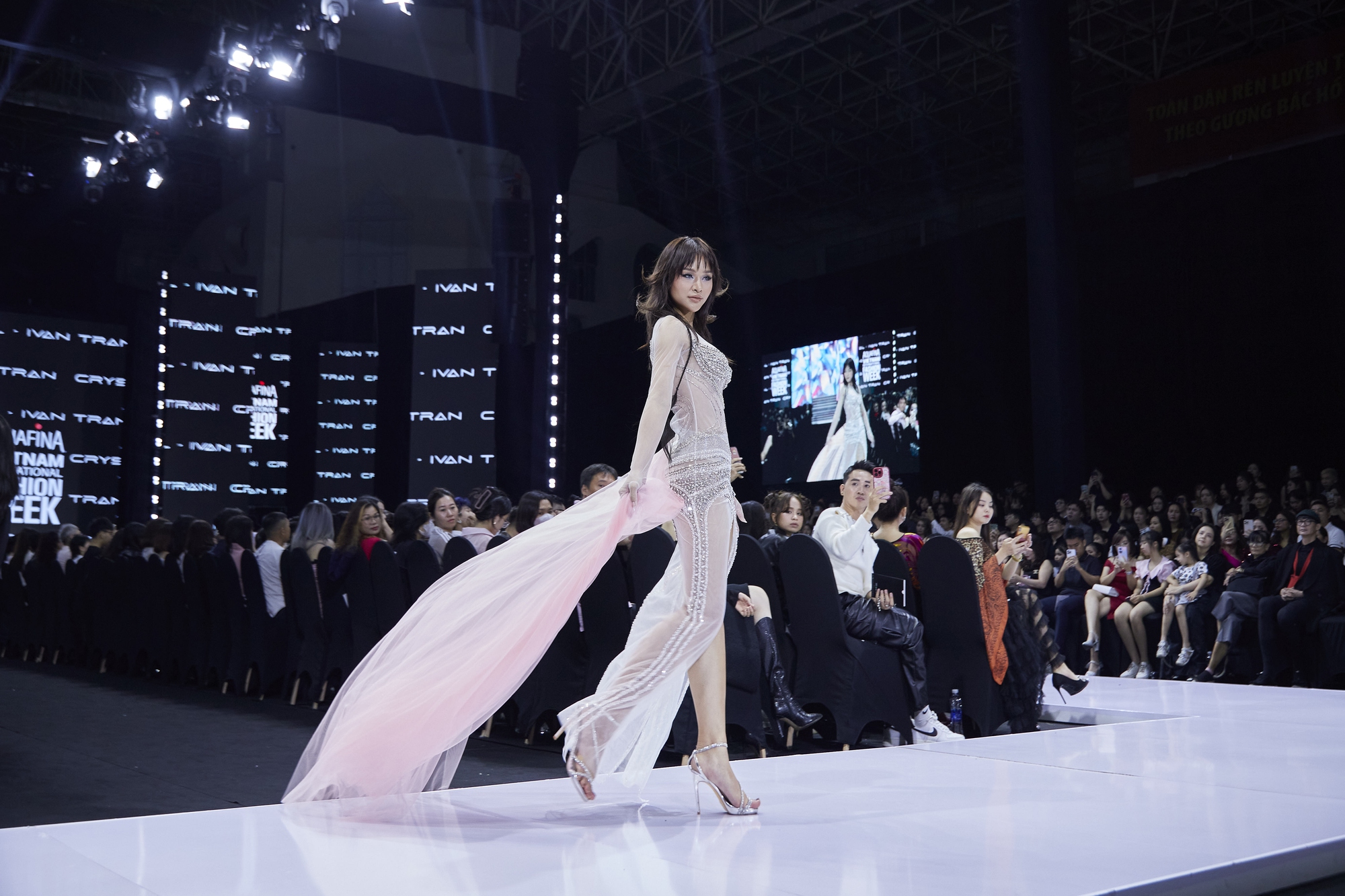 Người đẹp Bùi Khánh Linh, Lê Thu Trang khuấy động sàn catwalk - Ảnh 5.