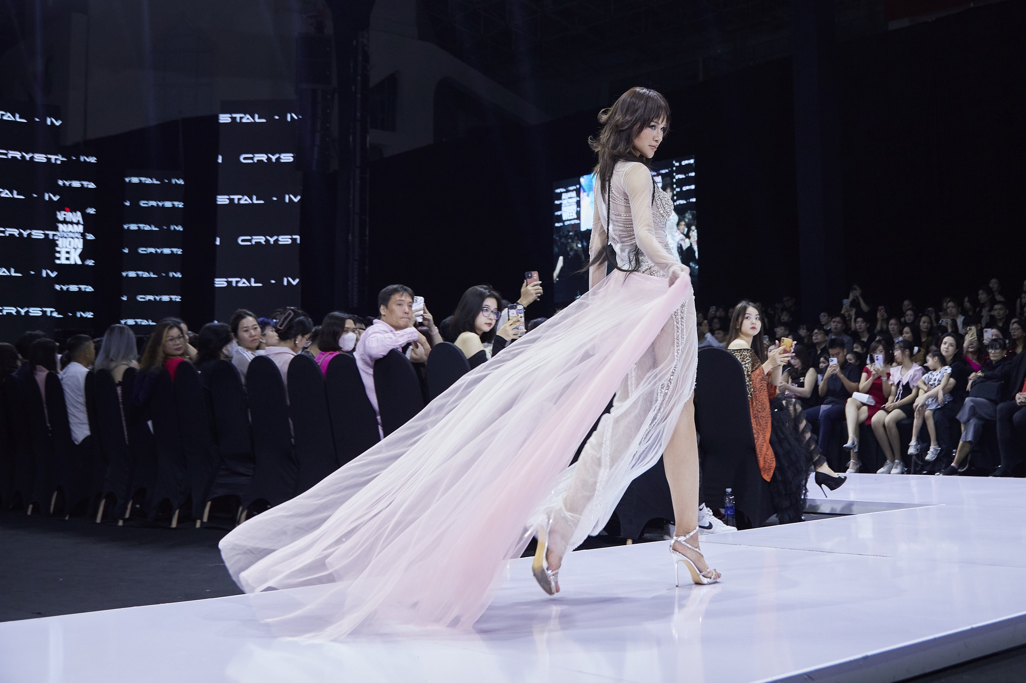 Người đẹp Bùi Khánh Linh, Lê Thu Trang khuấy động sàn catwalk - Ảnh 7.