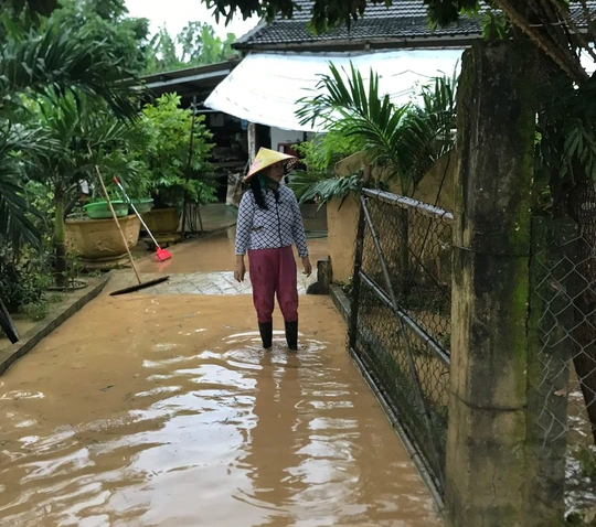 Mưa lớn khiến hơn 800 ngôi nhà ở Quảng Trị bị ngập lụt, nước sông đang lên - Ảnh 1.