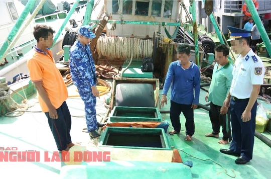 Cảnh sát biển bắt giữ tàu chở 30.000 lít dầu DO không có giấy tờ hợp pháp - Ảnh 1.