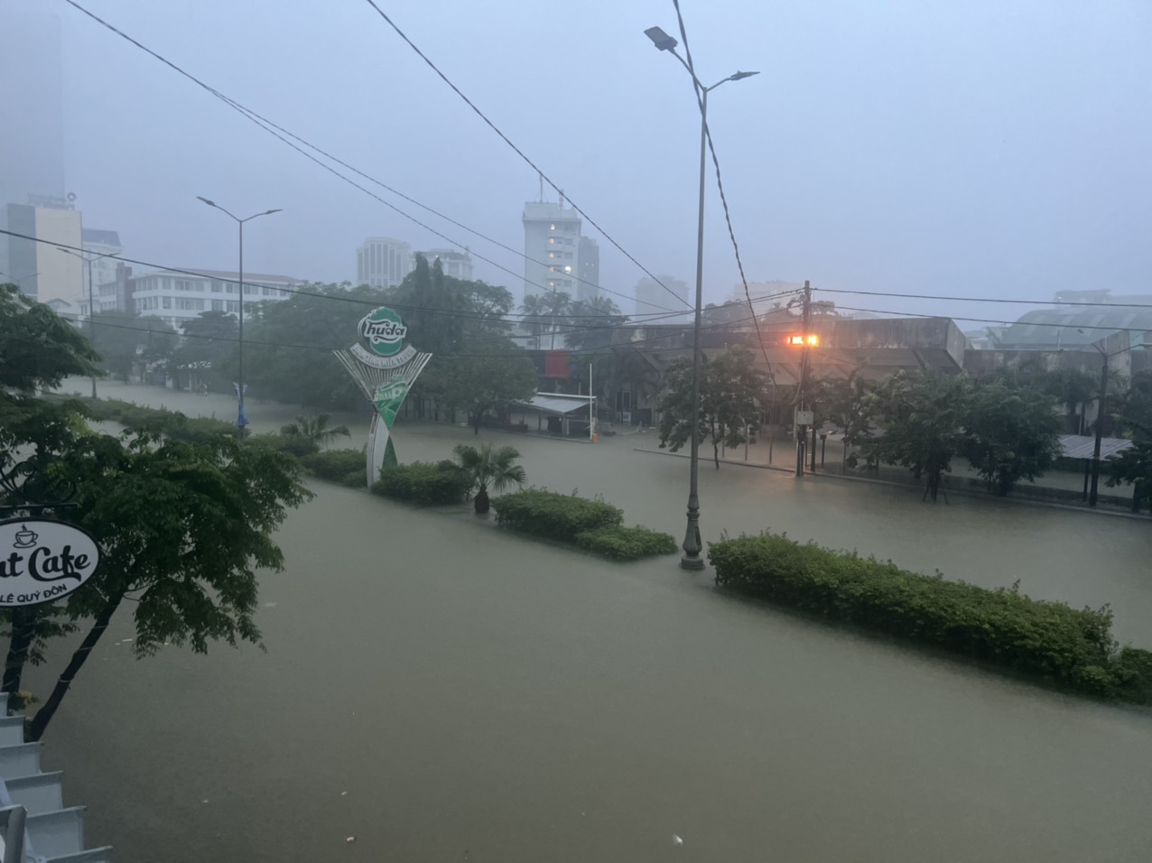 Lũ sông Hương lên nhanh trong đêm, người dân TP Huế thức trắng ứng phó - Ảnh 12.