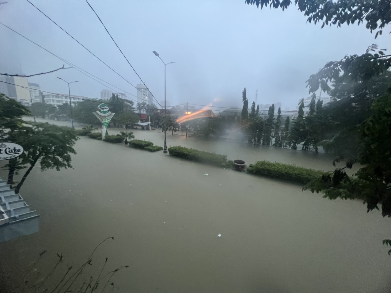 Lũ sông Hương lên nhanh trong đêm, người dân TP Huế thức trắng ứng phó - Ảnh 13.