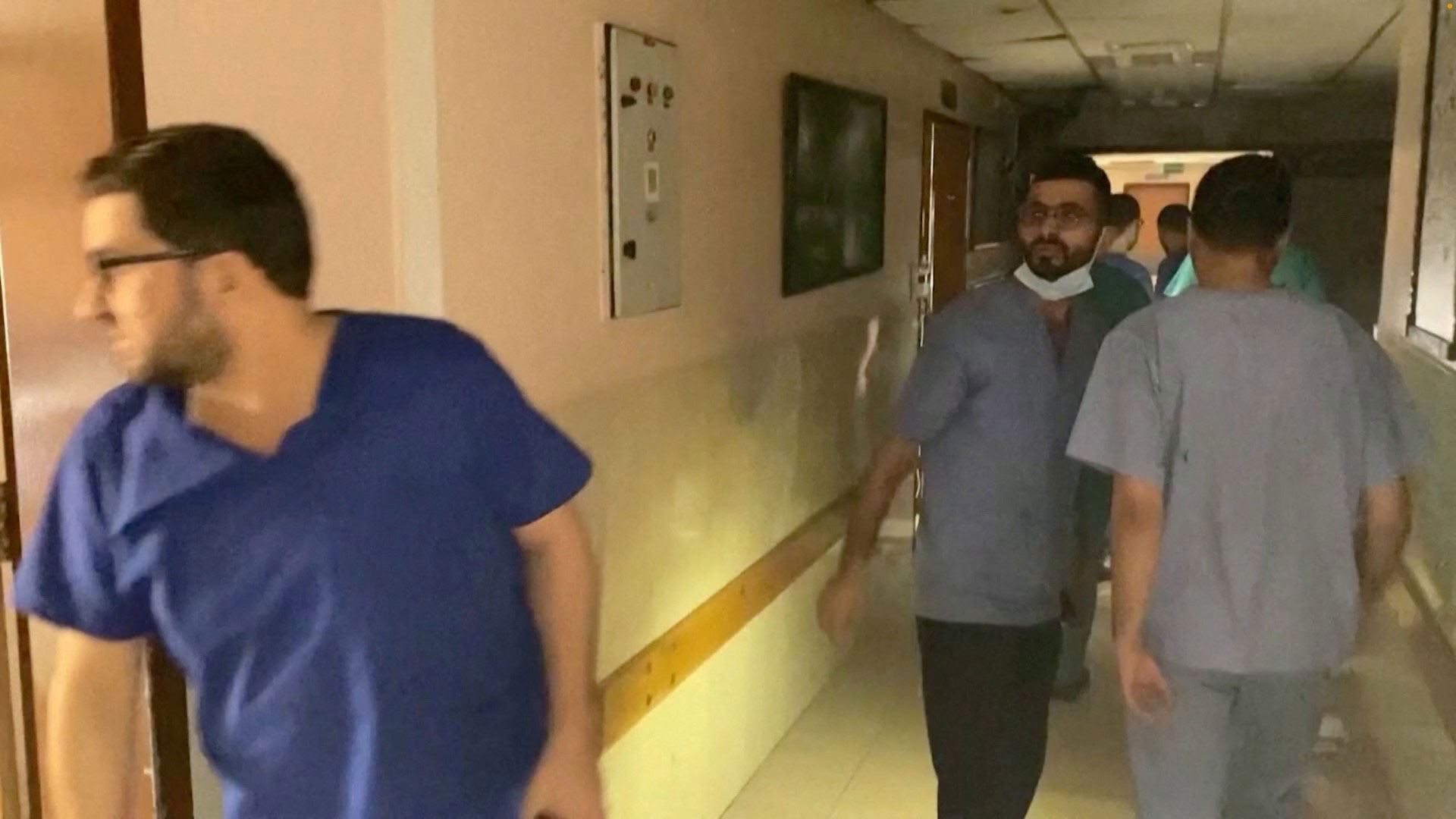 Israel takes control of Gaza's largest hospital - Photo 1.